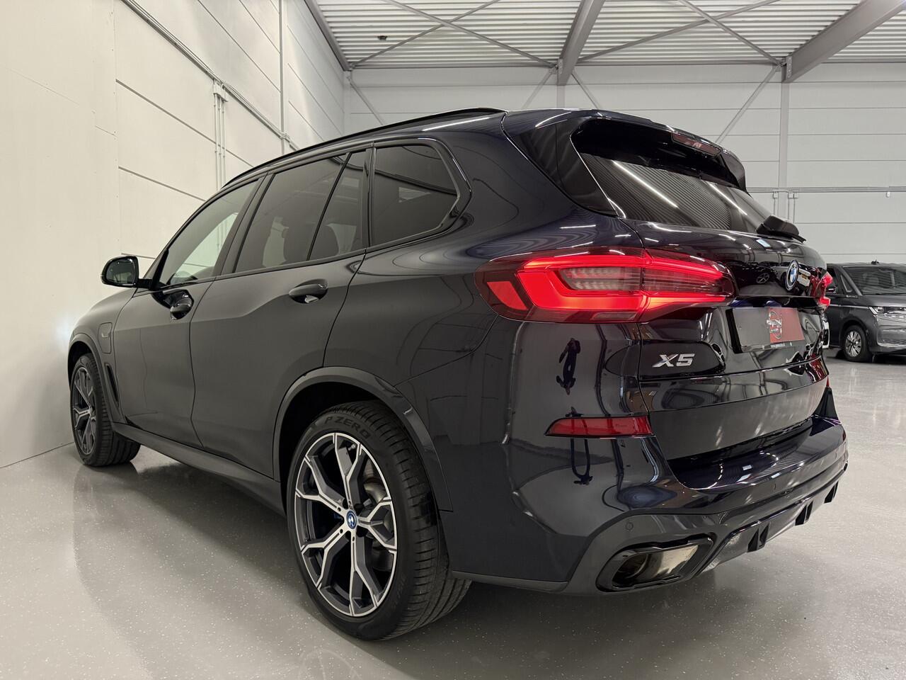 BMW X5 xDrive45e M-Sport PANO/TREKHAAK/LASER/HEAD-UP/360CAMERA/MEMORY/ACC/ACTIVE-STEERING/LUCHTVERING/21"BREEDSET/SHADOW-LINE/DONKERE-HEMEL/CARBONSCHWARZ/VOLLEDIG BMW DEALER HISTORIE