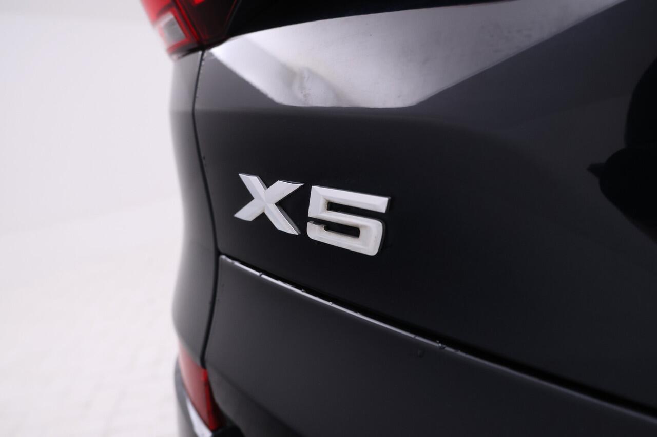 BMW X5 xDrive45e High Executive M-sport, All black! Luchtvering, Adaptief, Panoramadak, Apple Carplay