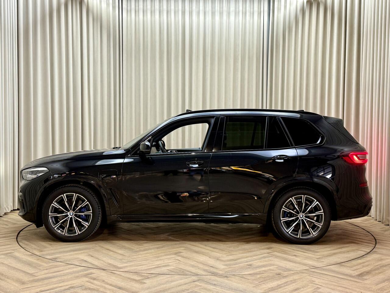BMW X5 xDrive45e 395PK *M-Sport* Panodak / 1e Eigenaar / Soft Close / HUD / Massage Seats / Swarovski /Stoelkoeling / Stuurverwarming / Swarovski / Apple Carplay / Ambiance Lighting