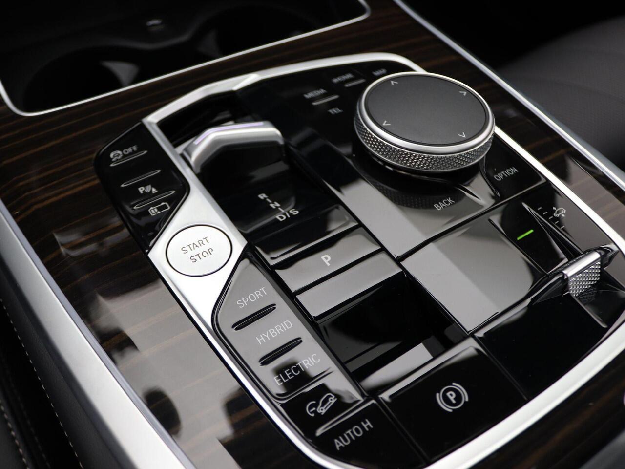 BMW X5 xDrive50e M Sportpakket Pro | Travel Pack | Innovation Pack | Integral Active Steering | Panoramadak | Comfortstoelen | Driving Assistant Professional | Harman Kardon | 21''