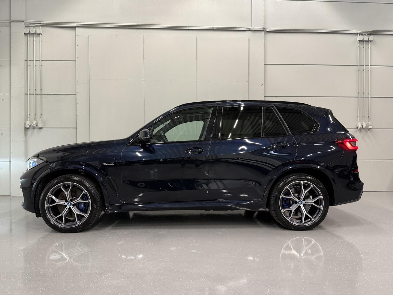 BMW X5 xDrive45e M-Sport PANO/TREKHAAK/LASER/HEAD-UP/360CAMERA/MEMORY/ACC/ACTIVE-STEERING/LUCHTVERING/21"BREEDSET/SHADOW-LINE/DONKERE-HEMEL/CARBONSCHWARZ/VOLLEDIG BMW DEALER HISTORIE