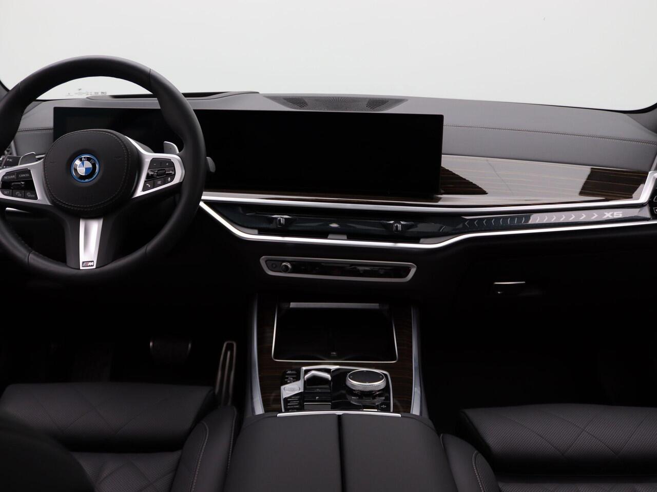 BMW X5 xDrive50e M Sportpakket Pro | Travel Pack | Innovation Pack | Integral Active Steering | Panoramadak | Comfortstoelen | Driving Assistant Professional | Harman Kardon | 21''