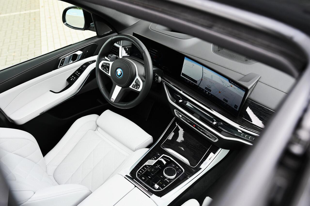 BMW X5 xDrive50e High Executive M Sport Automaat / Panoramadak / Trekhaak / Sportstoelen / Soft-Close / Parking Assistant Professional / Adaptief onderstel / Adaptieve LED / Harman Kardon