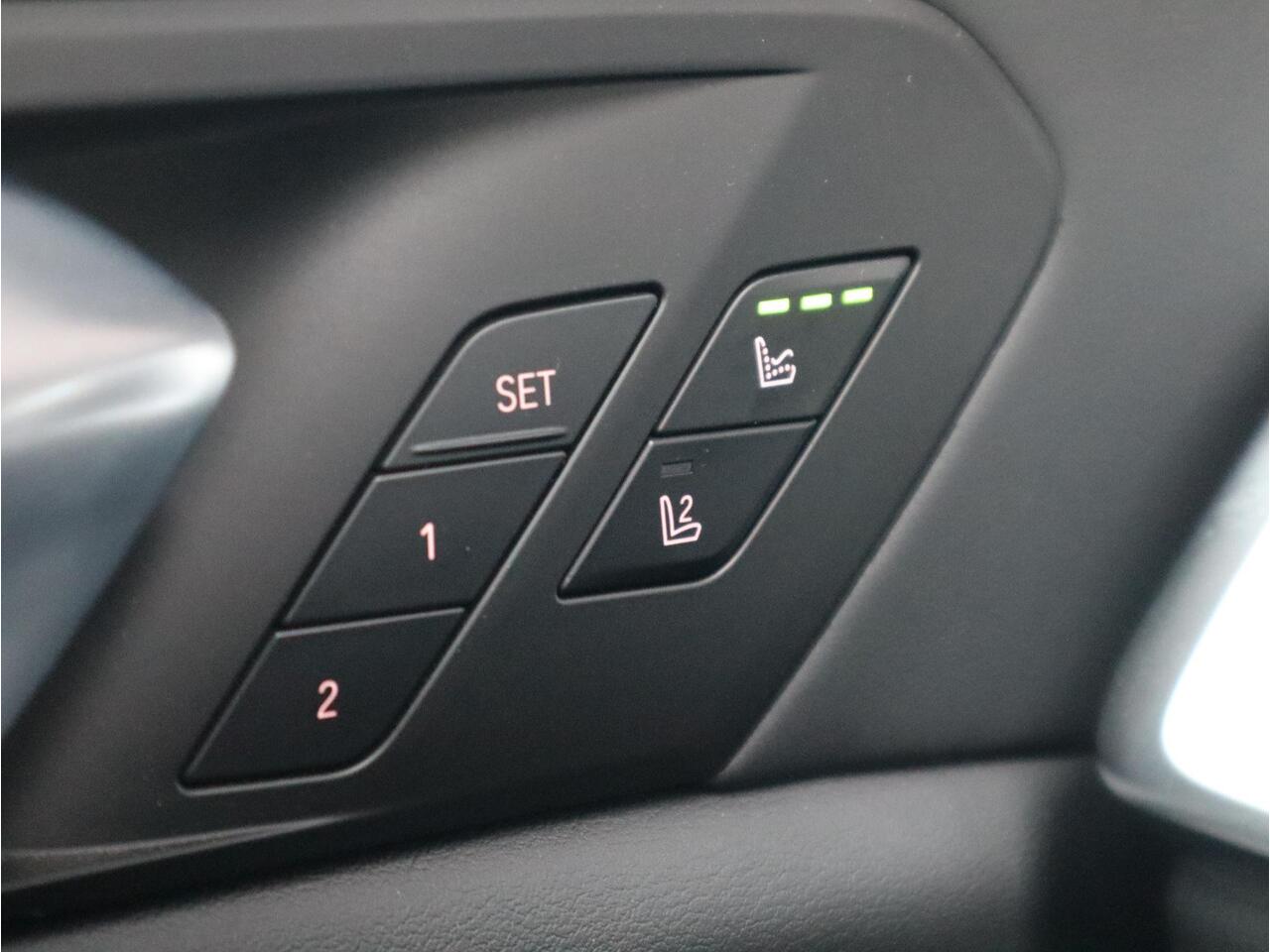 BMW X5 xDrive50e High Executive M Sport Pakket Automaat / Driving Assistant Professional / Stoelventilatie / Panoramadak / Trekhaak / Luchtvering / Iconic Glow / Gesture Control / Harman Kardon / Innovation Pakket / Craftedclarity / Stoelverwarmin voor+achter