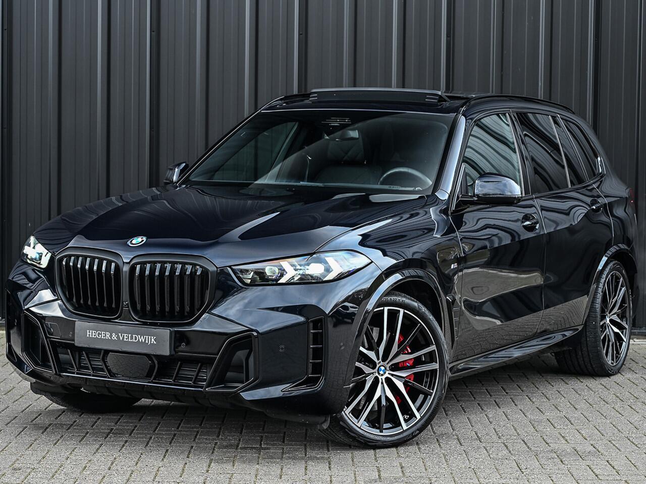 BMW X5 XDRIVE 50e | M-SPORT PRO | PANORAMADAK | AMBIANCE INTERIEUR | ACTIVE CRUISE | ICONIC GLOW | CARBON BLACK | COMFORT ACCESS | COMFORT SEATS | SHADOW LINE | PANO | LUCHTVERING | 360 CAMERA | HEAD-UP | STUUR- EN STOELVERWARMING | HARMAN/KARDON