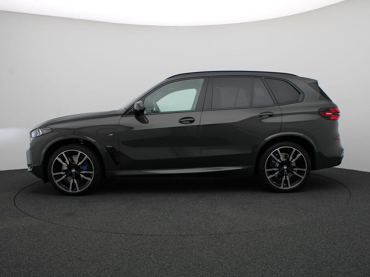 BMW X5 xDrive50e M Sportpakket Pro | Travel Pack | Innovation Pack | Comfort Plus Pack | Exclusive Pack | Integral Active Steering | Soft Close | Trekhaak | Glazen Panoramadak Sky Lounge | M Multifunctionele voorstoelen | Driving Assistant | Harman Kardon | 22'
