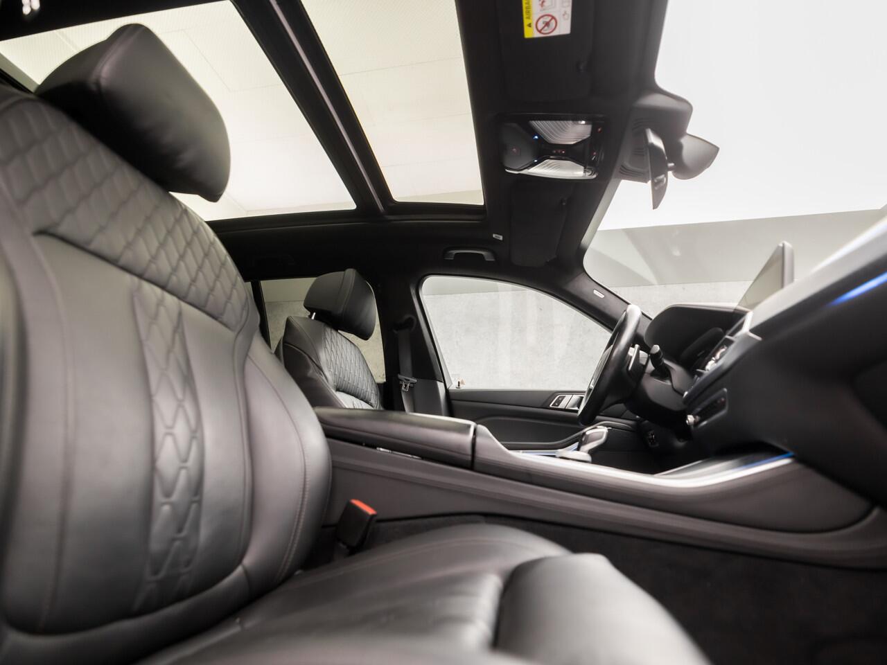 BMW X5 xDrive45e M Sport High Executive 395Pk Automaat (FULL OPTION, SKYLOUNGE PANORAMADAK, ALCANTARA HEMELBEKLEDING, M PAKKET, LUCHTVERING, APPLE CARPLAY, COMFORT ZETELS, LASER LED, ADAPTIVE CRUISE, HARMAN/KARDON, STUUR/STOELVERWA