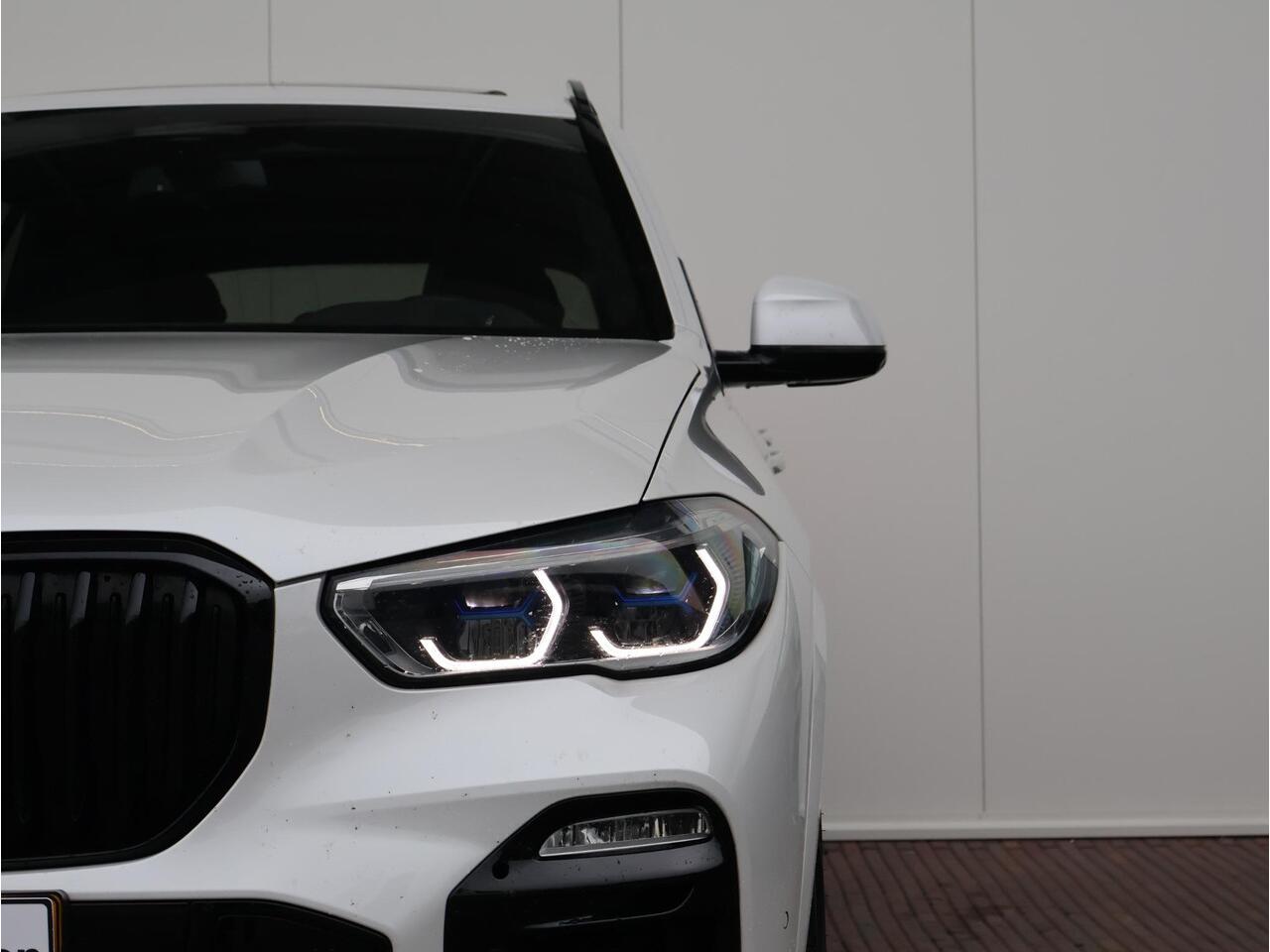 BMW X5 xDrive45e High Executive M-Sportpakket / Harman Kardon / Head Up Display / Trekhaak / Surround View / 21 '' /
