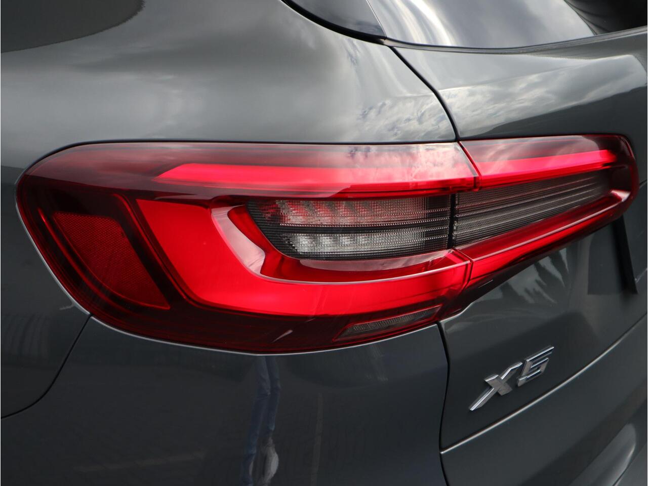 BMW X5 xDrive45e High Executive M Sport Pakket Automaat / Live Cockpit Professional / Panoramadak Sky Lounge / 22 Inch / Laserlicht / Trekhaak / Sportstoelen met Massagefunctie/ Luchtvering / Driving Assistant Professional / Nappa Leder