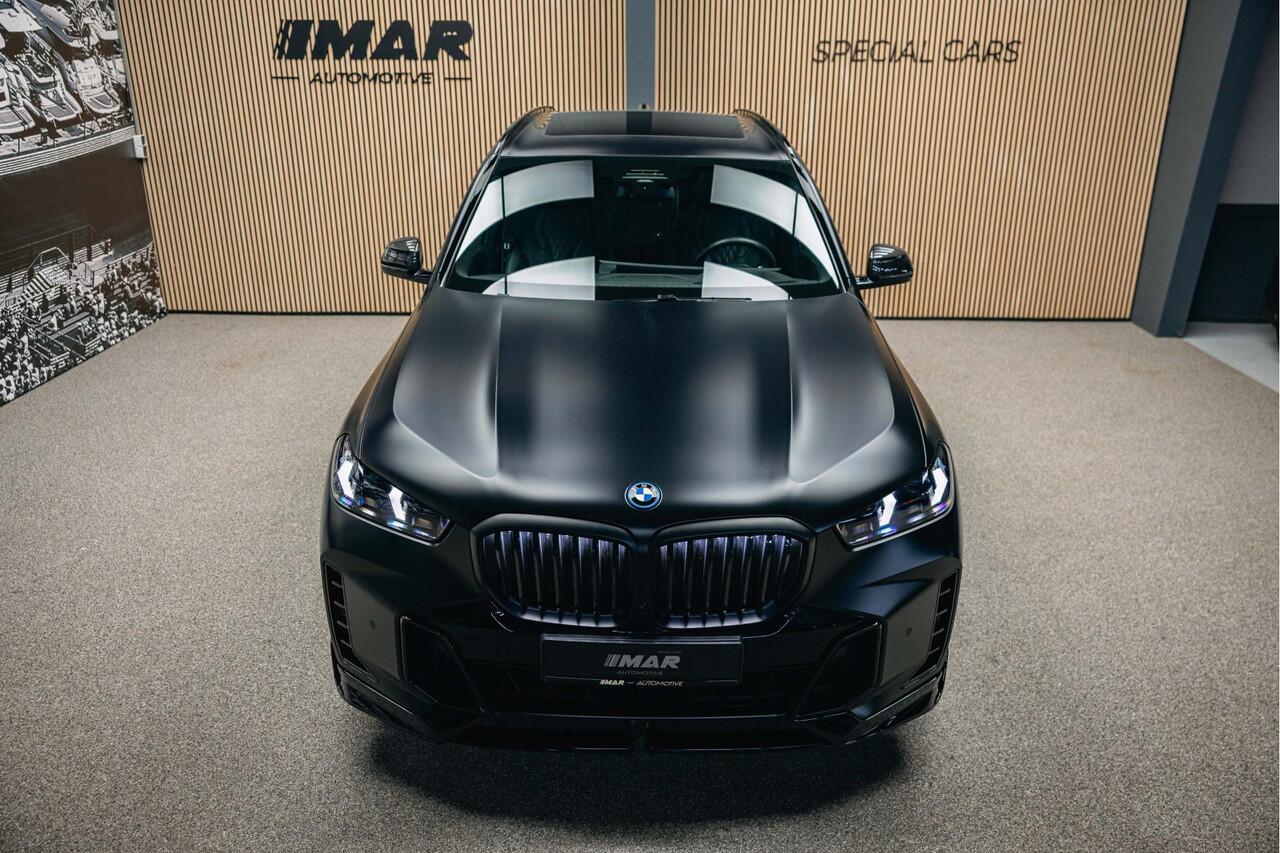 BMW X5 xDrive50e | M uitgevoerd | Trekhaak | Alcantara hemel | Luchtvering | Full PPF in- en exterieur | Skylounge |