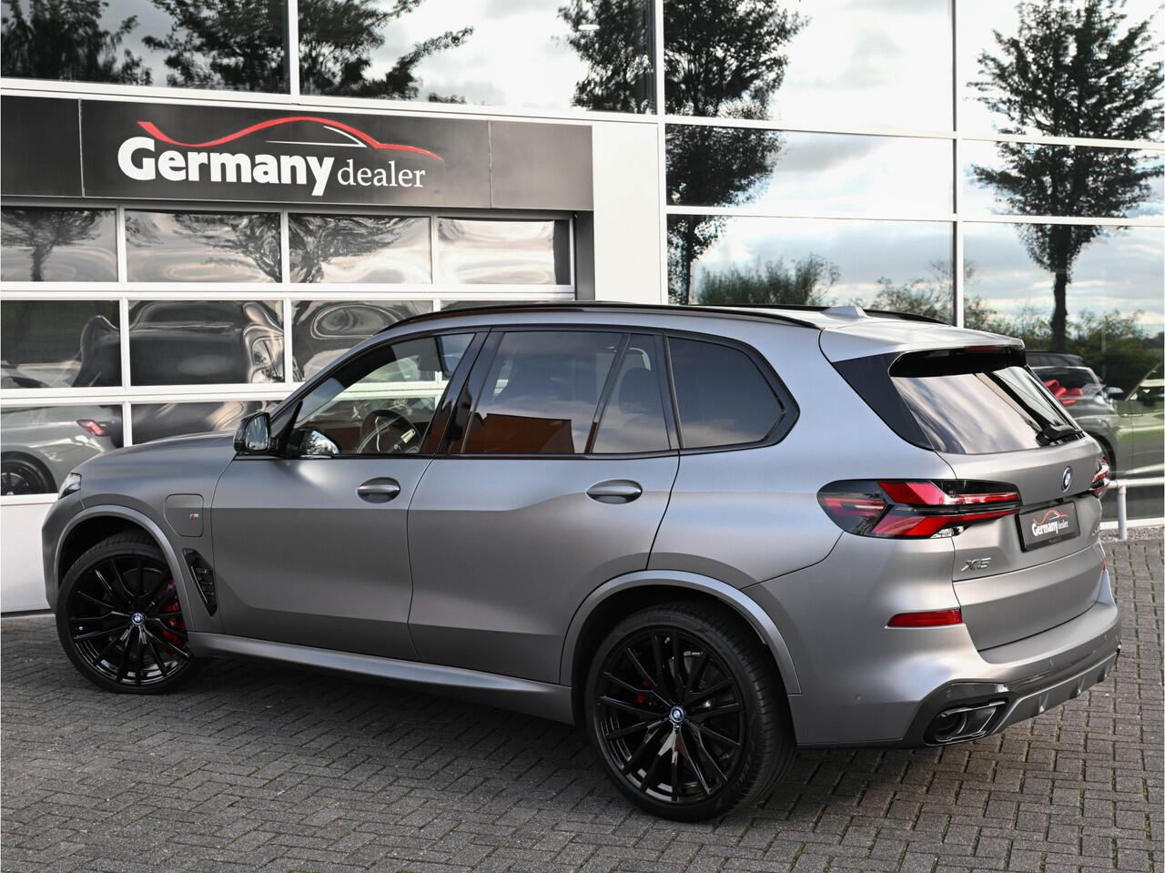 BMW X5 xDrive50e 489pk M-Sport Frozen Pure Grey Pano Zetels HUD 22-Inch H&K Softclose Lucht Tr.haak VOL!!!