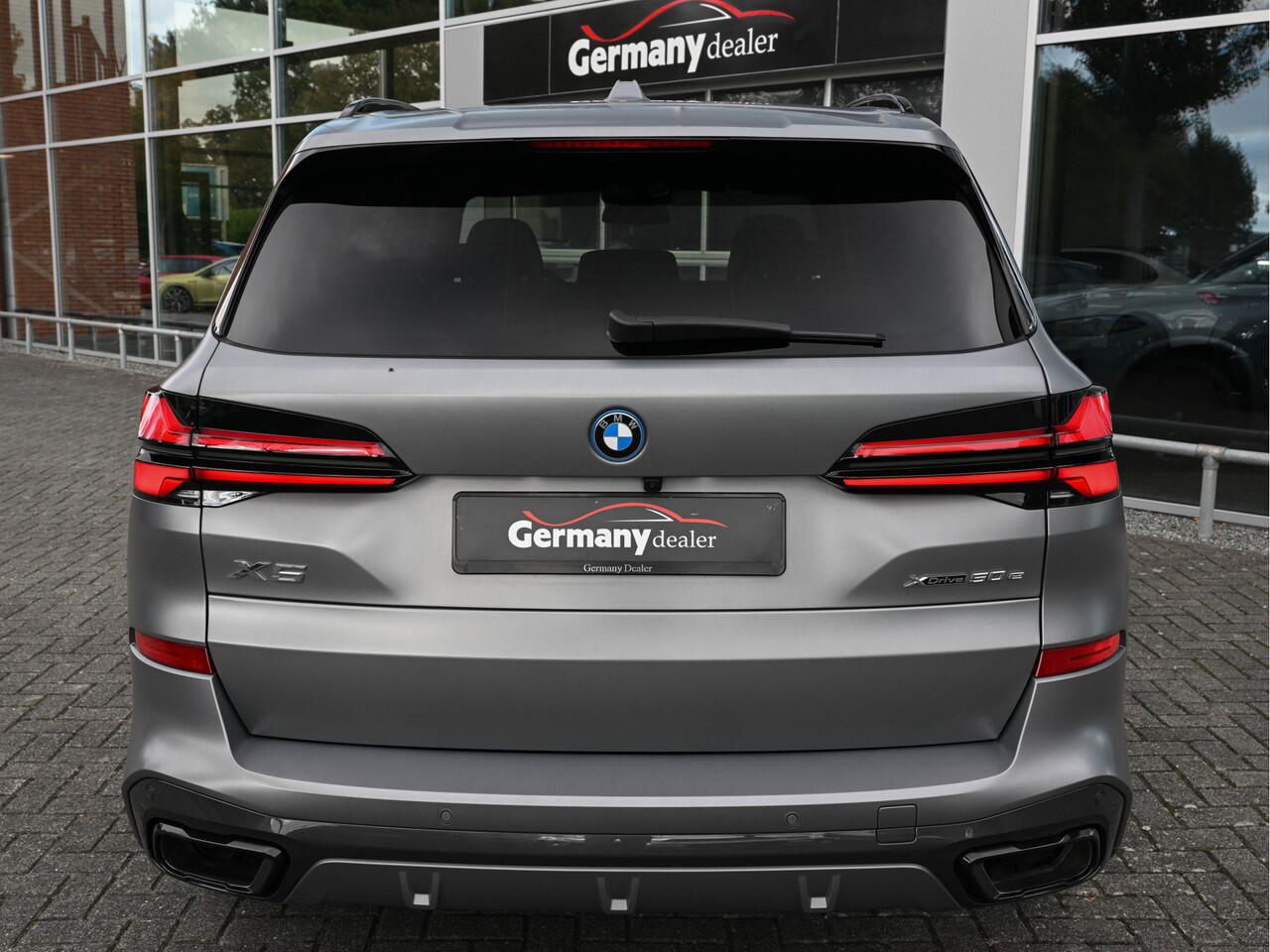 BMW X5 xDrive50e 489pk M-Sport Frozen Pure Grey Pano Zetels HUD 22-Inch H&K Softclose Lucht Tr.haak VOL!!!