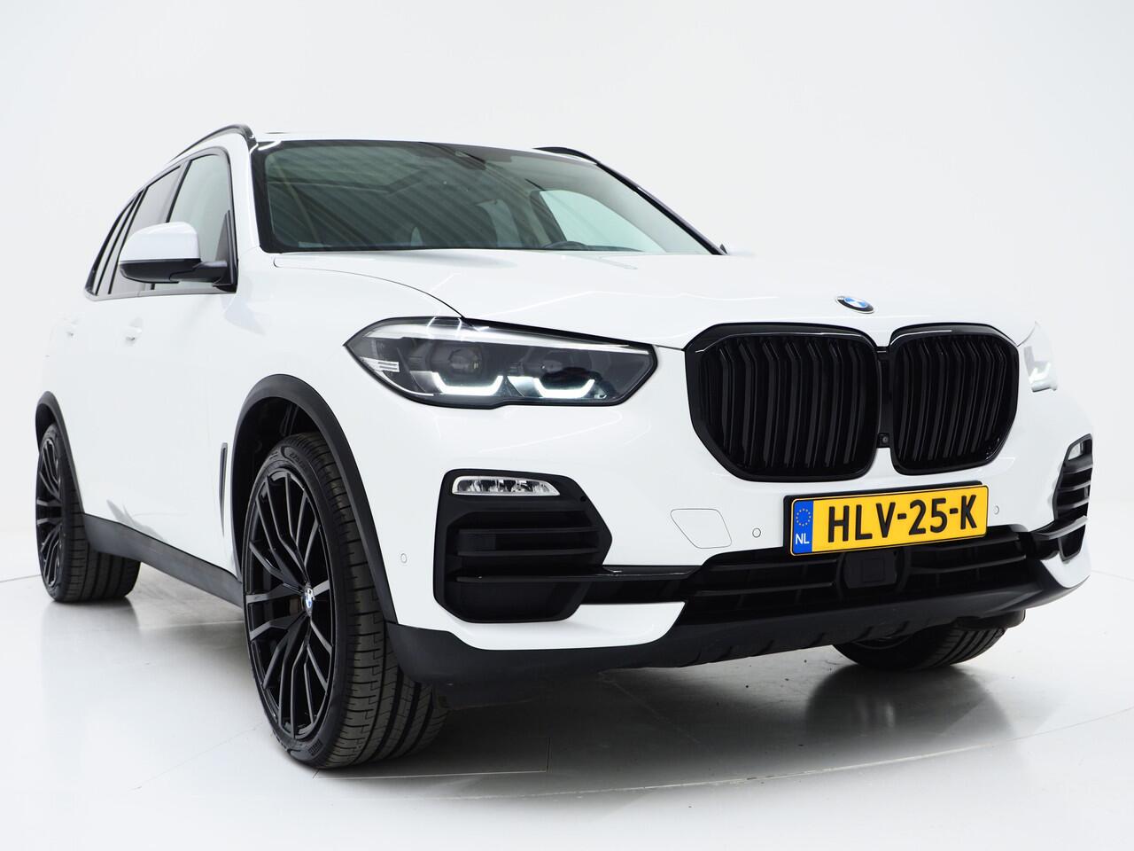 BMW X5 xDrive45e Full Black | Panoramadak | Luchtvering | Harman/Kardon | 360 | Keyless