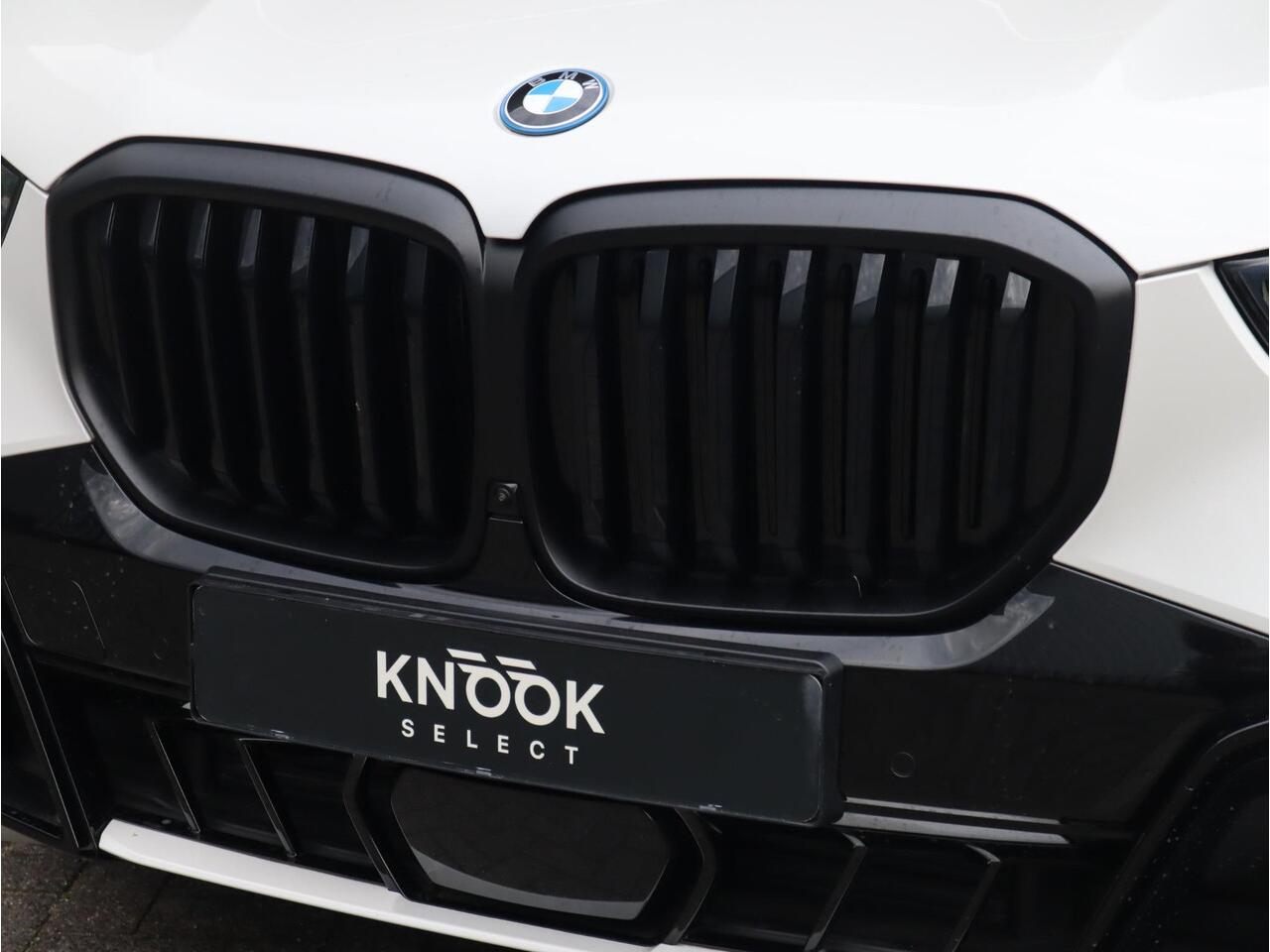 BMW X5 xDrive50e High Executive M Sport Pakket Automaat / Driving Assistant Professional / Stoelventilatie / Panoramadak / Trekhaak / Luchtvering / Iconic Glow / Gesture Control / Harman Kardon / Innovation Pakket / Craftedclarity / Stoelverwarmin voor+achter