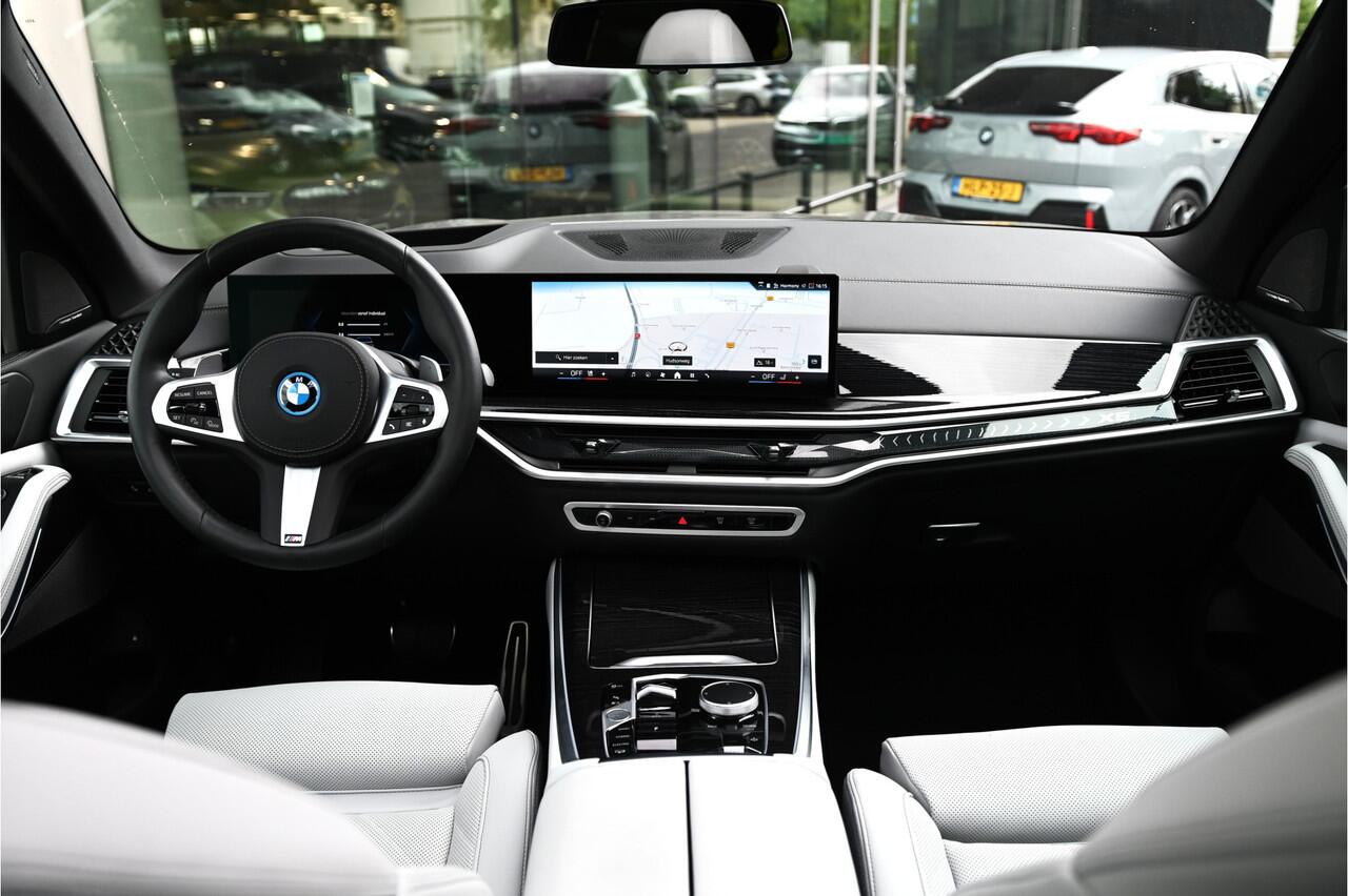 BMW X5 xDrive50e High Executive M Sport Automaat / Panoramadak / Trekhaak / Sportstoelen / Soft-Close / Parking Assistant Professional / Adaptief onderstel / Adaptieve LED / Harman Kardon