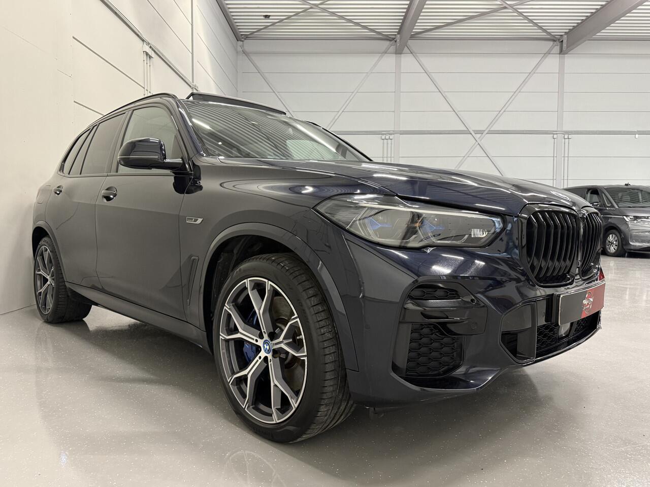 BMW X5 xDrive45e M-Sport PANO/TREKHAAK/LASER/HEAD-UP/360CAMERA/MEMORY/ACC/ACTIVE-STEERING/LUCHTVERING/21"BREEDSET/SHADOW-LINE/DONKERE-HEMEL/CARBONSCHWARZ/VOLLEDIG BMW DEALER HISTORIE