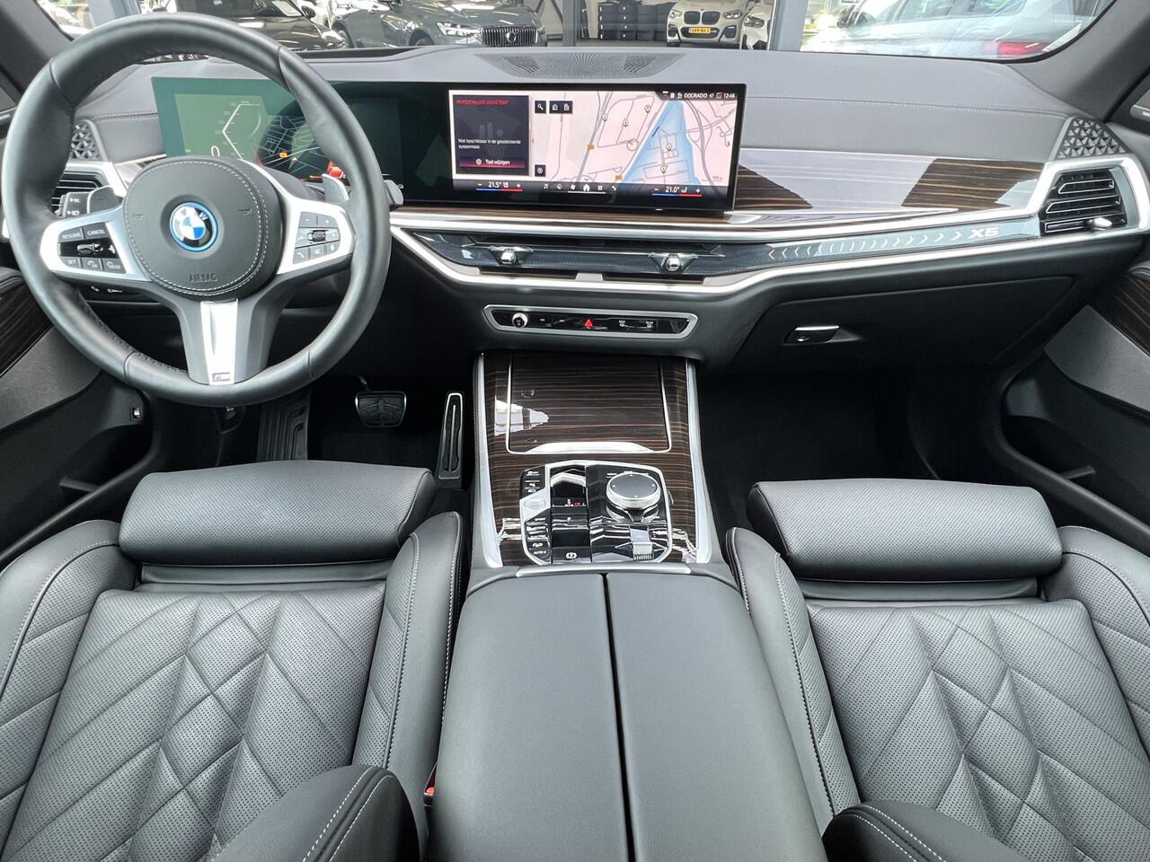BMW X5 xDrive50e M-Sport Trekhaak Panoramadak Head-Up Display 360 Camera 22 Inch Velgen Luchtvering Live Cockpit Prof Park Assist Porf Stoel + Stuur Verwarming Plug In Hybride 1e Eigenaar Incl. BTW 6-Cilinder 489 pk