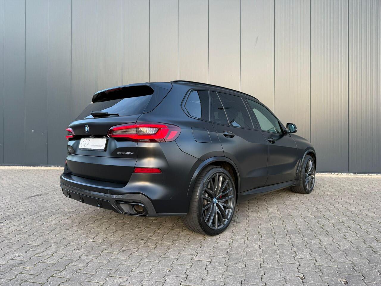 BMW X5 xDrive45e Black Vermilion B&W /3 x TV / pano