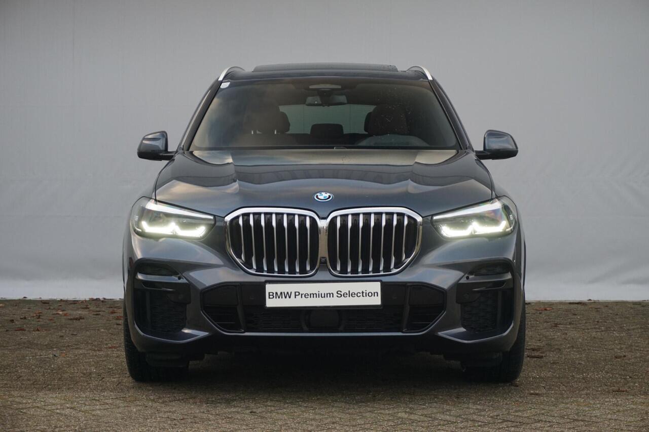 BMW X5 xDrive45e M Sport | Trekhaak / Comfortstoelen / Panoramadak / Head-up / Driving Assistant Professional / Luchtvering