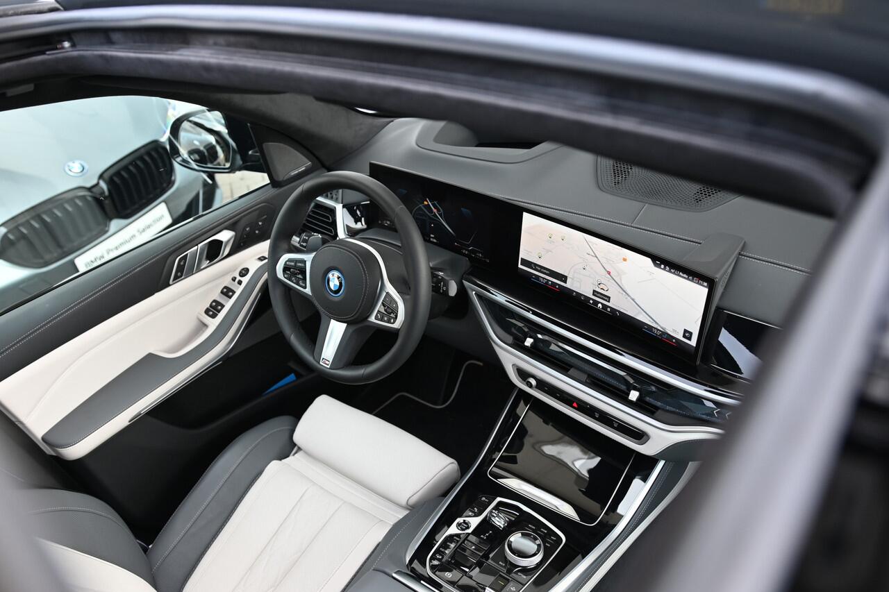 BMW X5 xDrive50e High Executive M Sport Automaat / Panoramadak / Trekhaak / Soft-Close / Massagefunctie / Parking Assistant Professional / Comfort Access / Stoelventilatie / Adaptieve LED / 22"LM-velgen