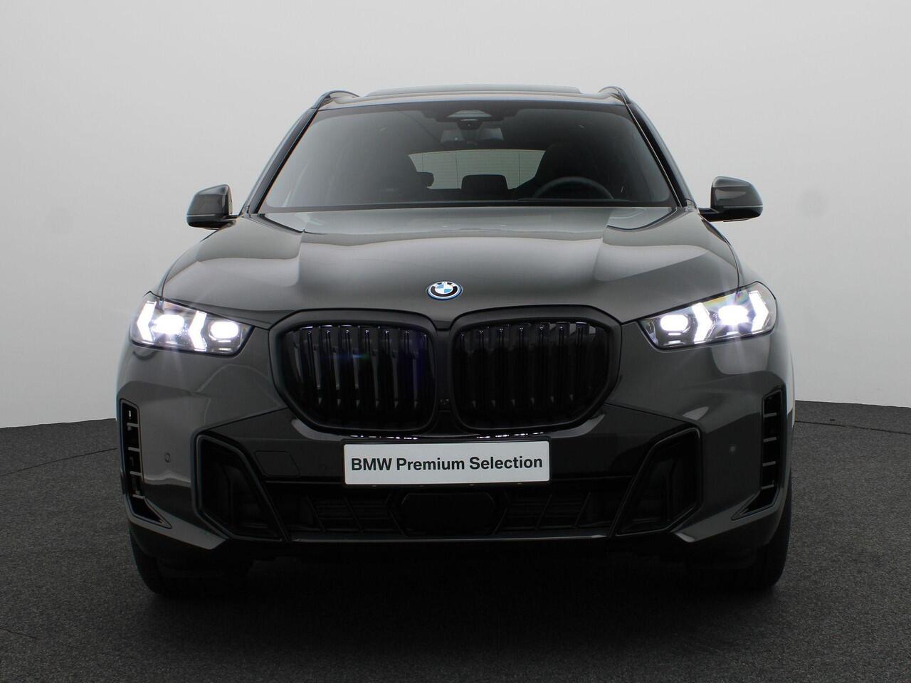 BMW X5 xDrive50e M Sportpakket Pro | Travel Pack | Innovation Pack | Comfort Plus Pack | Exclusive Pack | Integral Active Steering | Soft Close | Trekhaak | Glazen Panoramadak Sky Lounge | M Multifunctionele voorstoelen | Driving Assistant | Harman Kardon | 22'