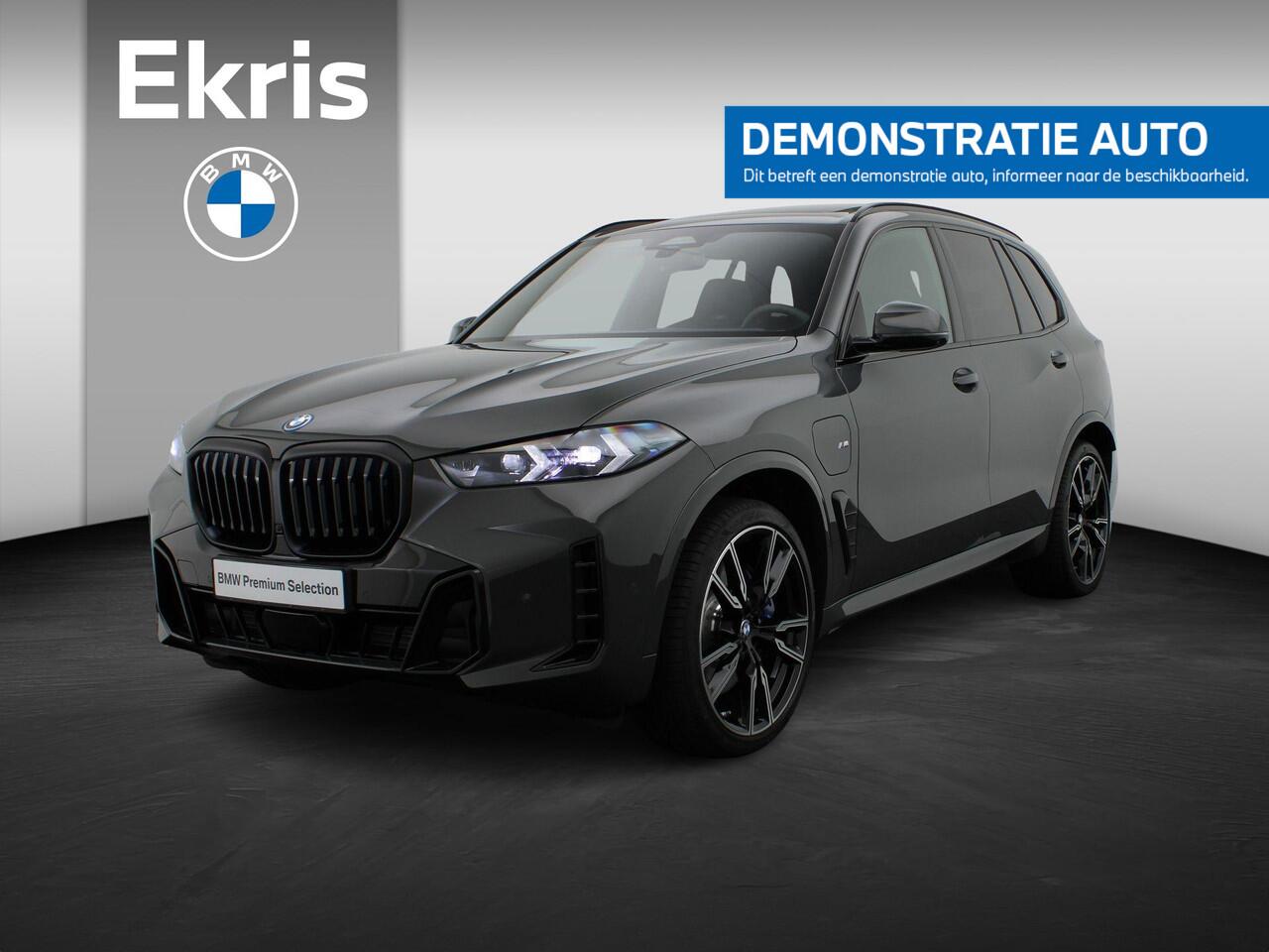 BMW X5 xDrive50e M Sportpakket Pro | Travel Pack | Innovation Pack | Comfort Plus Pack | Exclusive Pack | Integral Active Steering | Soft Close | Trekhaak | Glazen Panoramadak Sky Lounge | M Multifunctionele voorstoelen | Driving Assistant | Harman Kardon | 22'