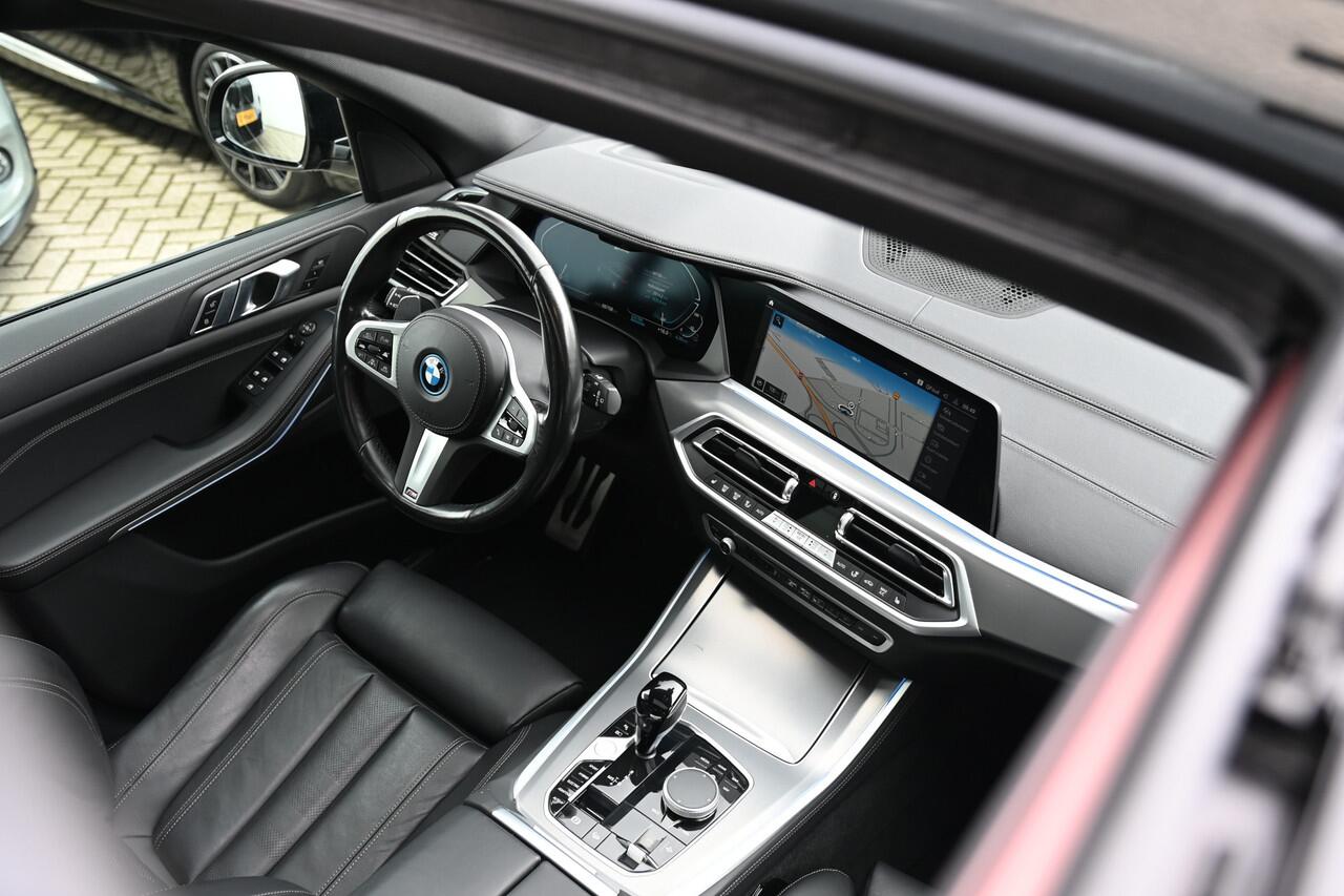 BMW X5 xDrive45e High Executive M Sport Automaat / Panoramadak / Trekhaak / Sportstoelen / Laserlight / Achteruitrijcamera / Soft-Close / Head-Up / Adaptief onderstel