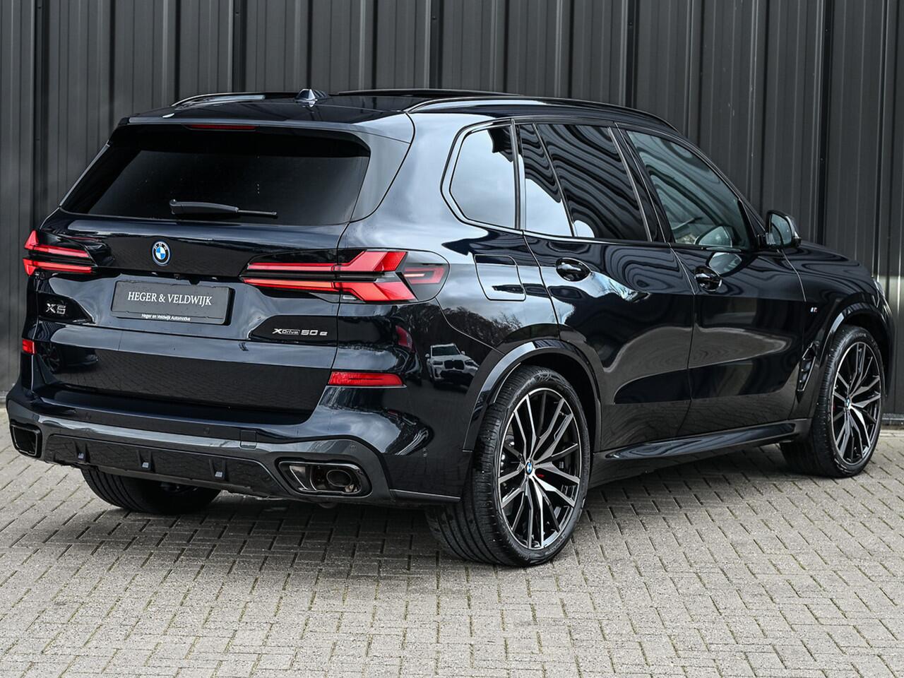 BMW X5 XDRIVE 50e | M-SPORT PRO | PANORAMADAK | AMBIANCE INTERIEUR | ACTIVE CRUISE | ICONIC GLOW | CARBON BLACK | COMFORT ACCESS | COMFORT SEATS | SHADOW LINE | PANO | LUCHTVERING | 360 CAMERA | HEAD-UP | STUUR- EN STOELVERWARMING | HARMAN/KARDON