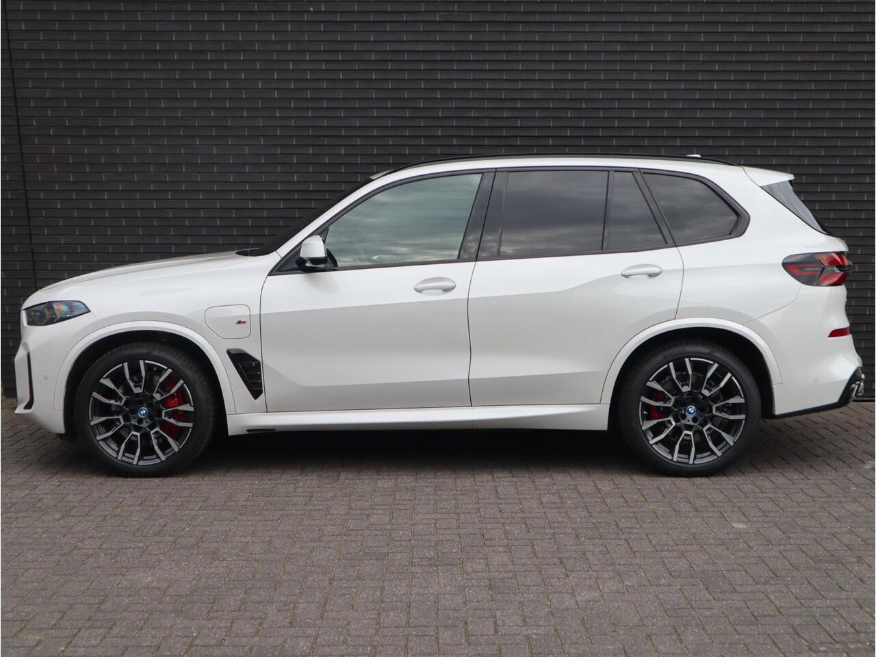 BMW X5 xDrive50e High Executive M Sport Pakket Automaat / Driving Assistant Professional / Stoelventilatie / Panoramadak / Trekhaak / Luchtvering / Iconic Glow / Gesture Control / Harman Kardon / Innovation Pakket / Craftedclarity / Stoelverwarmin voor+achter