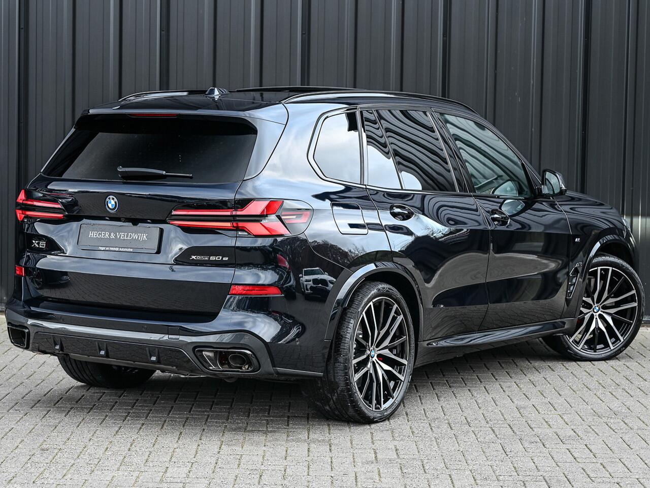 BMW X5 XDRIVE 50e | M-SPORT PRO | PANORAMADAK | AMBIANCE INTERIEUR | ACTIVE CRUISE | ICONIC GLOW | CARBON BLACK | COMFORT ACCESS | COMFORT SEATS | SHADOW LINE | PANO | LUCHTVERING | 360 CAMERA | HEAD-UP | STUUR- EN STOELVERWARMING | HARMAN/KARDON