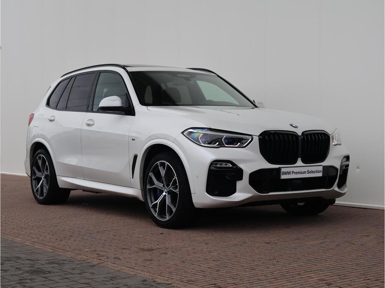 BMW X5 xDrive45e High Executive | M Sport | Glazen Panoramadak | Trekhaak Elektrisch | Active Cruise Control | Lederen comfortstoelen Vernasca | Harman Kardon | Head-Up Display | 4-zone Climate Control