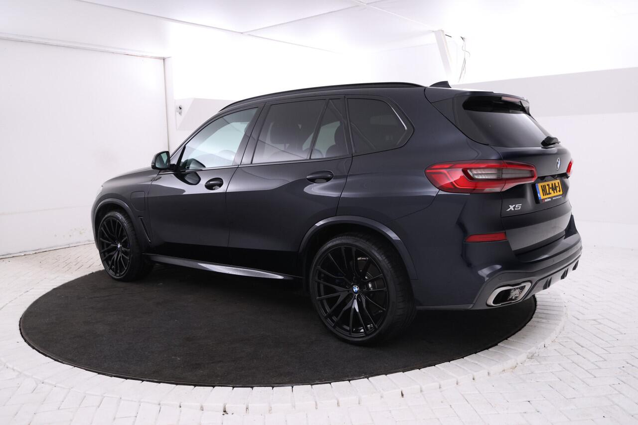 BMW X5 xDrive45e High Executive M-sport, All black! Luchtvering, Adaptief, Panoramadak, Apple Carplay