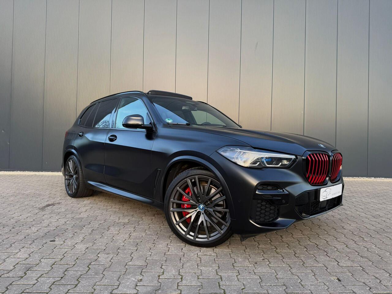 BMW X5 xDrive45e Black Vermilion B&W /3 x TV / pano