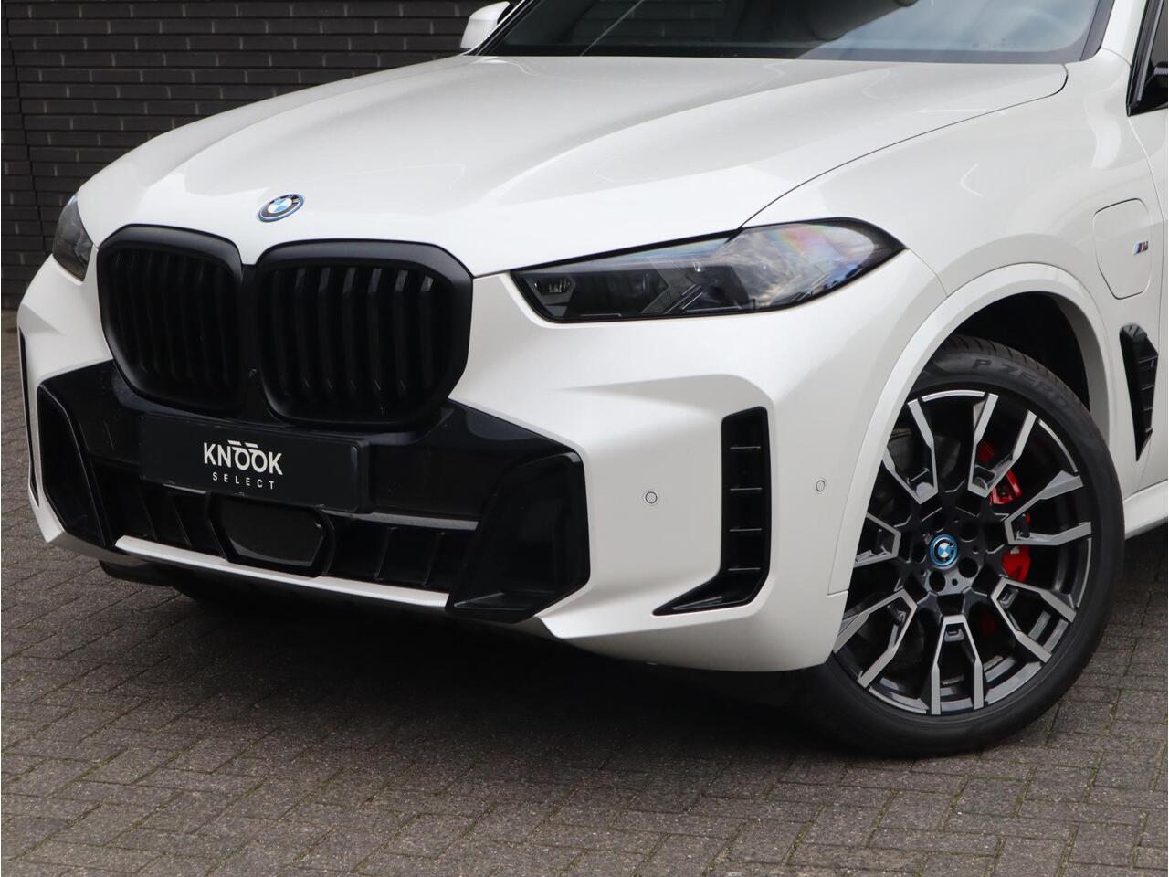 BMW X5 xDrive50e High Executive M Sport Pakket Automaat / Driving Assistant Professional / Stoelventilatie / Panoramadak / Trekhaak / Luchtvering / Iconic Glow / Gesture Control / Harman Kardon / Innovation Pakket / Craftedclarity / Stoelverwarmin voor+achter