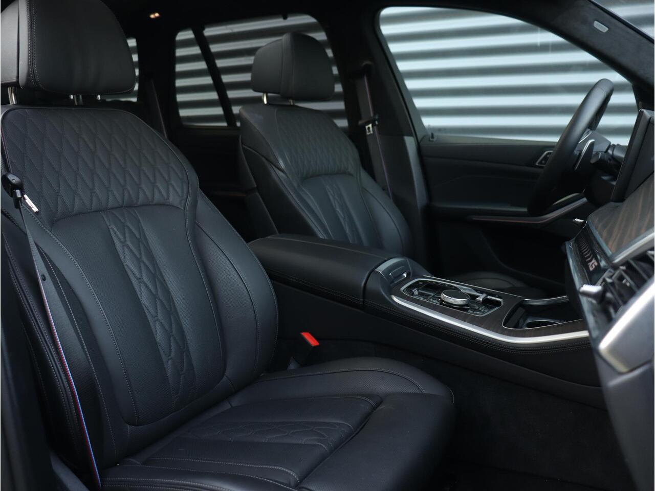 BMW X5 xDrive50e | M Sportpakket Pro | Panodak | Trekhaak | Driving Assistant Prof. | Parking Assistant Prof. | Harman Kardon | Stoelventilatie | Massage | Soft-Close | Active Steering | Head-Up | 22" LMV