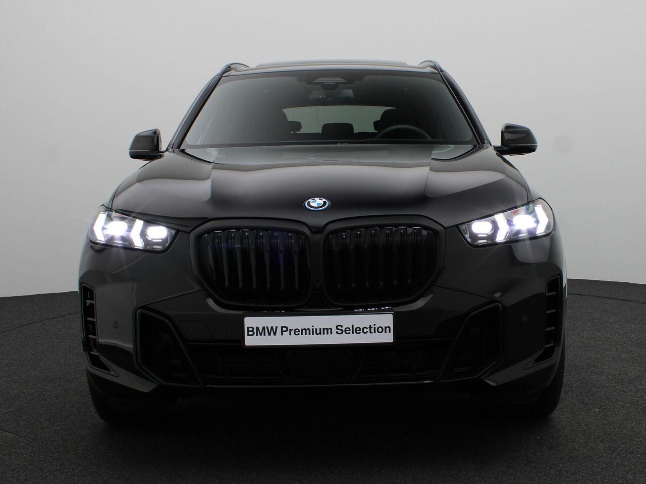 BMW X5 xDrive50e M Sportpakket Pro | Travel Pack | Innovation Pack | Integral Active Steering | Panoramadak | Comfortstoelen | Driving Assistant Professional | Harman Kardon | 21''