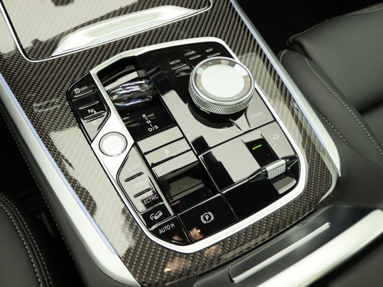 BMW X5 xDrive50e M Sportpakket Pro | Travel Pack | Innovation Pack | Comfort Plus Pack | Exclusive Pack | Integral Active Steering | Soft Close | Trekhaak | Glazen Panoramadak Sky Lounge | M Multifunctionele voorstoelen | Driving Assistant | Harman Kardon | 22'