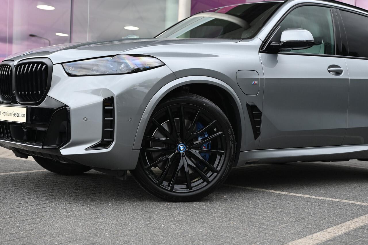 BMW X5 xDrive50e High Executive M Sport Automaat / Panoramadak / Trekhaak / Sportstoelen / Soft-Close / Parking Assistant Professional / Adaptief onderstel / Adaptieve LED / Harman Kardon