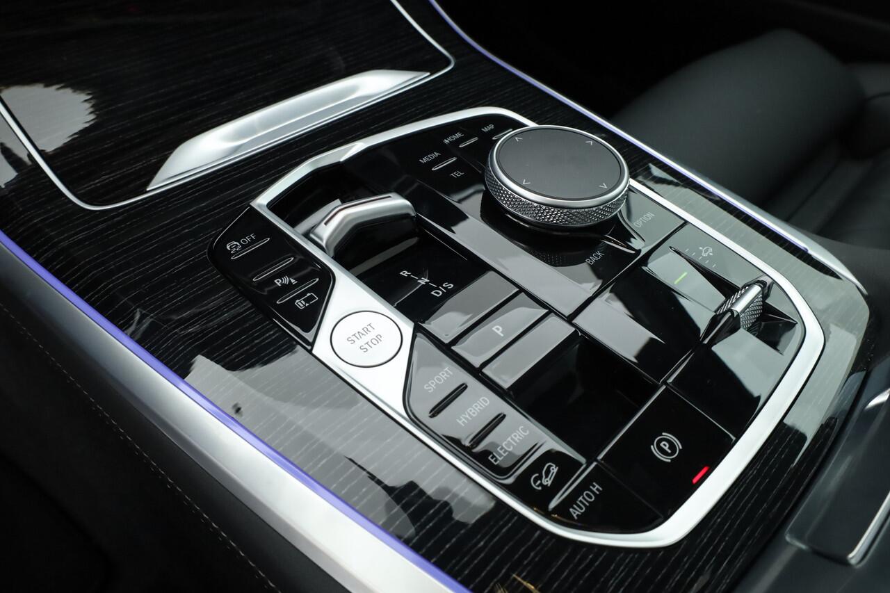 BMW X5 xDrive50e M Sport Pro | Iconic Glow | | Pano | Soft Close | HUD | Luchtvering | Harman Kardon | Elek. Trekhaak |