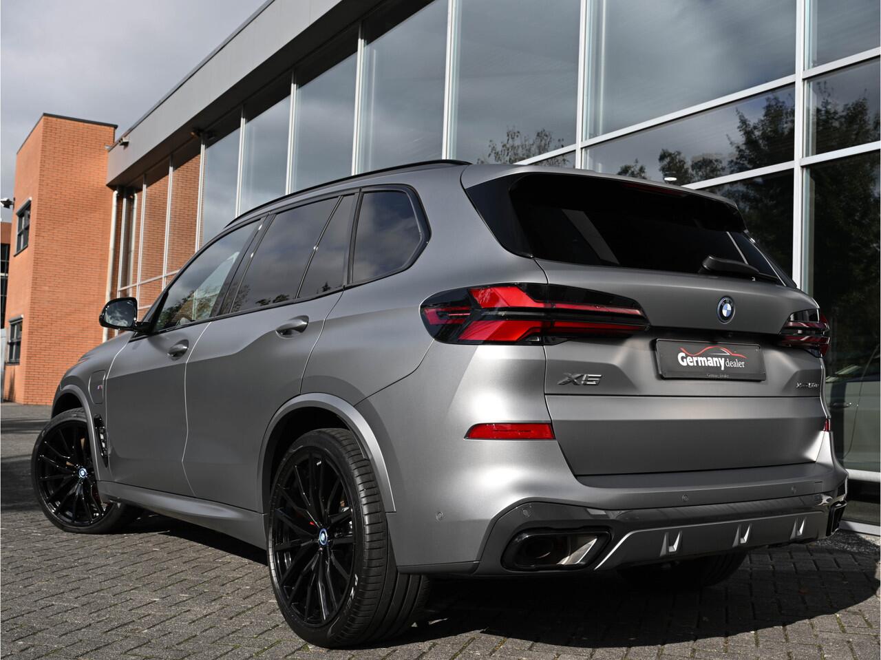 BMW X5 xDrive50e 489pk M-Sport Frozen Pure Grey Pano Zetels HUD 22-Inch H&K Softclose Lucht Tr.haak VOL!!!