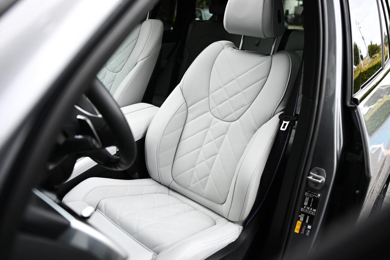 BMW X5 xDrive50e High Executive M Sport Automaat / Panoramadak / Trekhaak / Sportstoelen / Soft-Close / Parking Assistant Professional / Adaptief onderstel / Adaptieve LED / Harman Kardon