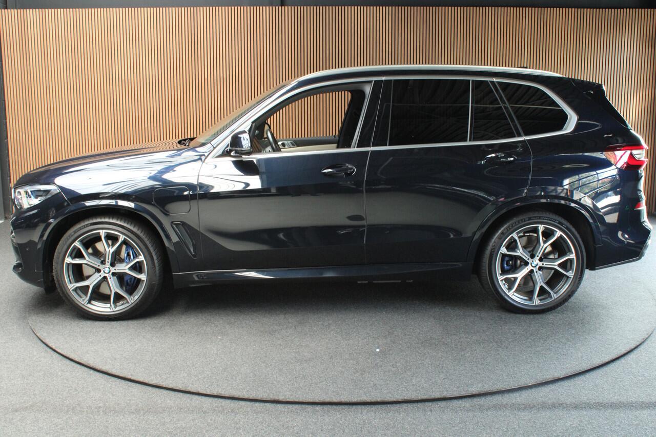 BMW X5 xDrive45e M-sport HUD 360° ACC Matrix Leer Navi PDC Memory seats Elektr. bedienbaar achterklep Elektr. uitklapbare trekhaak Sportstoelen Luchtvering Stoelverwarming 21'' LM velgen BTW auto