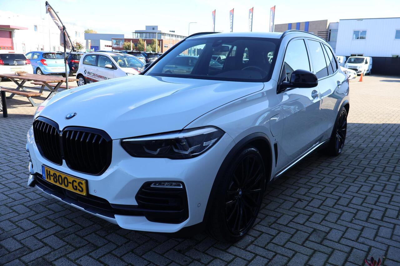 BMW X5 45e Executive 2e Eigenaar | NL-Auto | Dealer Onderh | AF Trekhaak | Sfeer | Elek Stoelen+Klep | Camera | Alarm Klasse 3 |Memory| M Pakket | Laser Led | Stoelverwarming| Keyless | Safety Pack | Carplay | Luchtvering