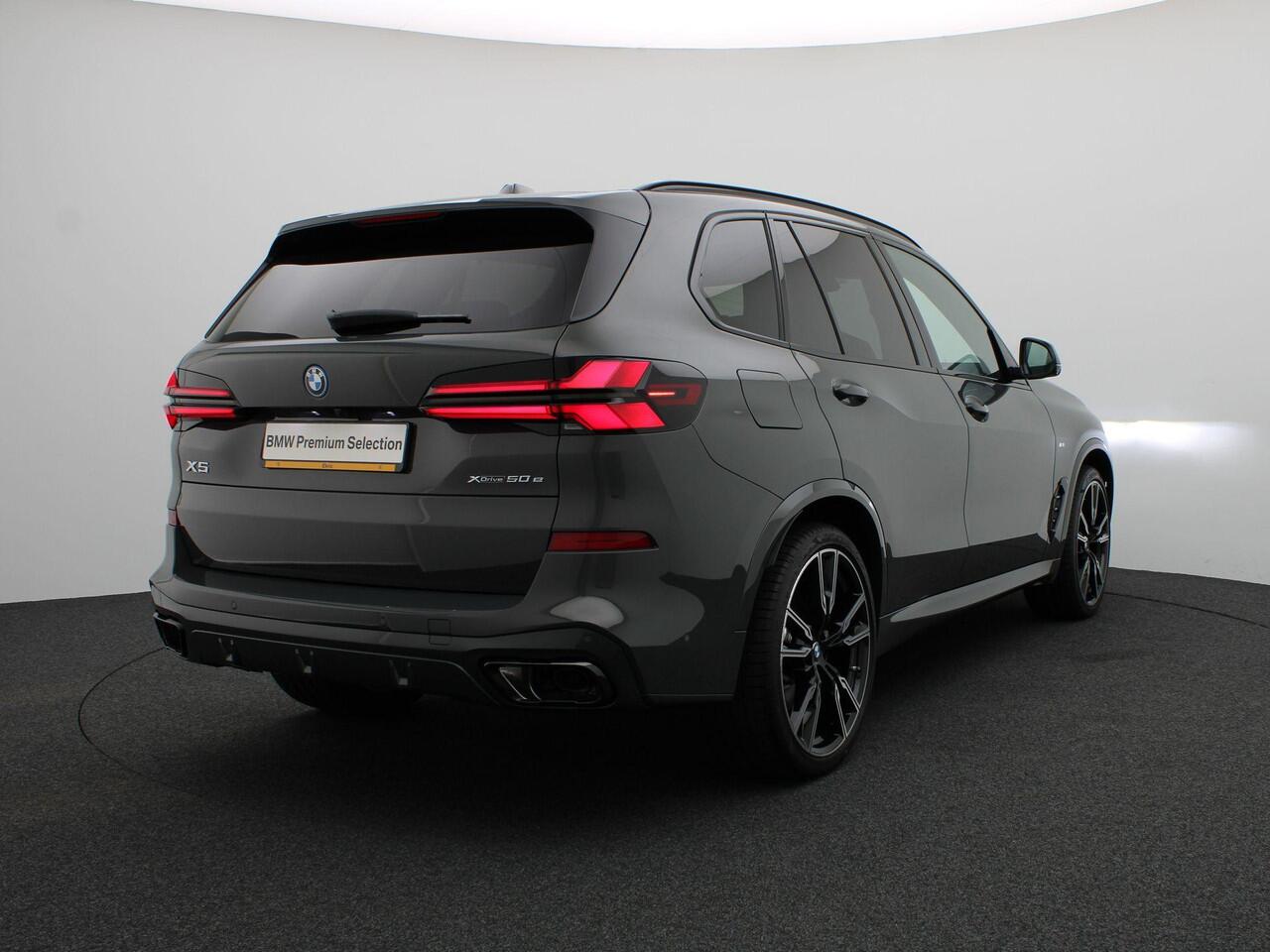 BMW X5 xDrive50e M Sportpakket Pro | Travel Pack | Innovation Pack | Comfort Plus Pack | Exclusive Pack | Integral Active Steering | Soft Close | Trekhaak | Glazen Panoramadak Sky Lounge | M Multifunctionele voorstoelen | Driving Assistant | Harman Kardon | 22'