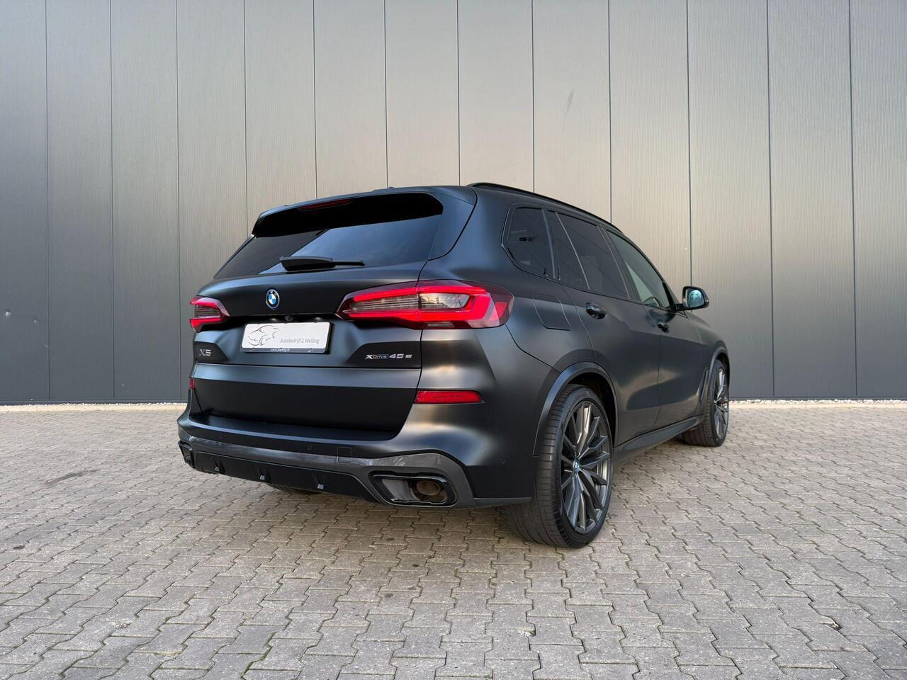 BMW X5 xDrive45e Black Vermilion B&W /3 x TV / pano