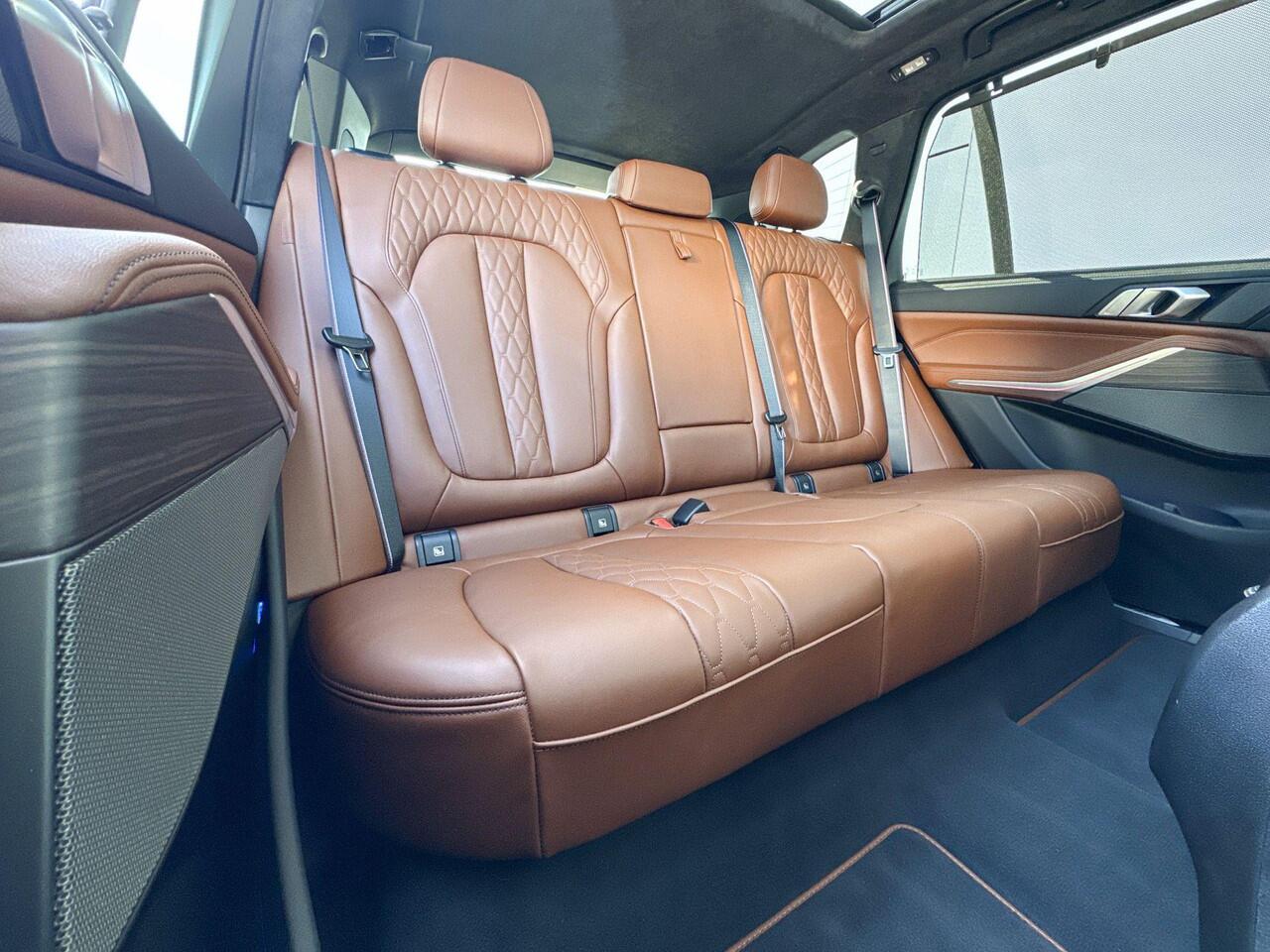 BMW X5 xDrive50e M-Sport / Driving Assistant Professional / Stoelmassage / Stoelventilatie / Soft Close / Driving Assistant Professional / Harman Kardon / Head-Up / Glazen panoramadak / Trekhaak Zwenkbaar / Iconic Glow / 22 Inch