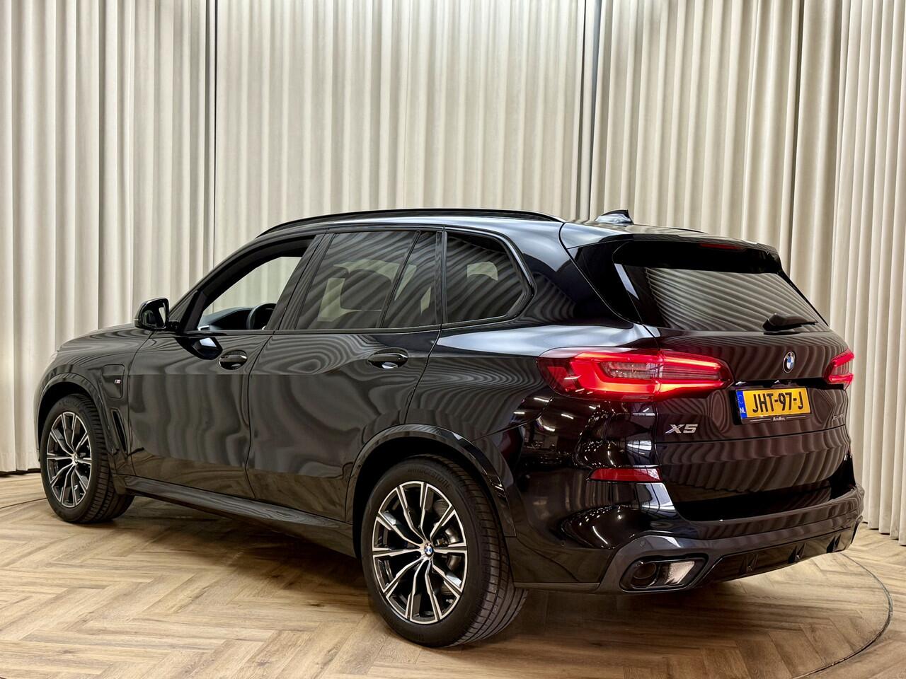 BMW X5 xDrive45e 395PK *M-Sport* Panodak / 1e Eigenaar / Soft Close / HUD / Massage Seats / Swarovski /Stoelkoeling / Stuurverwarming / Swarovski / Apple Carplay / Ambiance Lighting