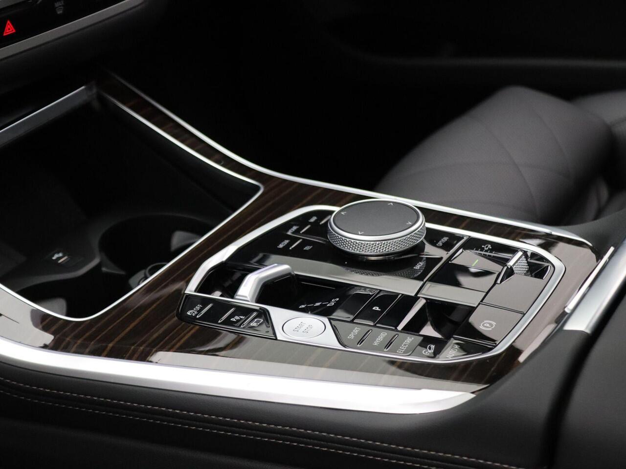 BMW X5 xDrive50e M Sportpakket Pro | Travel Pack | Innovation Pack | Integral Active Steering | Panoramadak | Comfortstoelen | Driving Assistant Professional | Harman Kardon | 21''