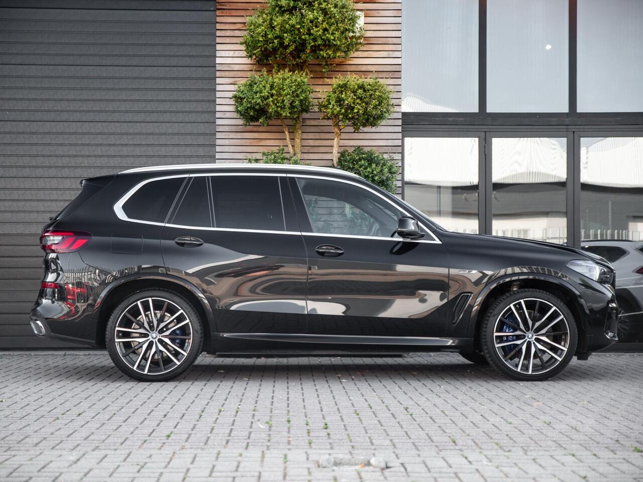 BMW X5 xDrive45e High Executive / M-Pakket / Panoramdak / 22" LMV / Laserlight / Wegklapbare Trekhaak / Luchtvering