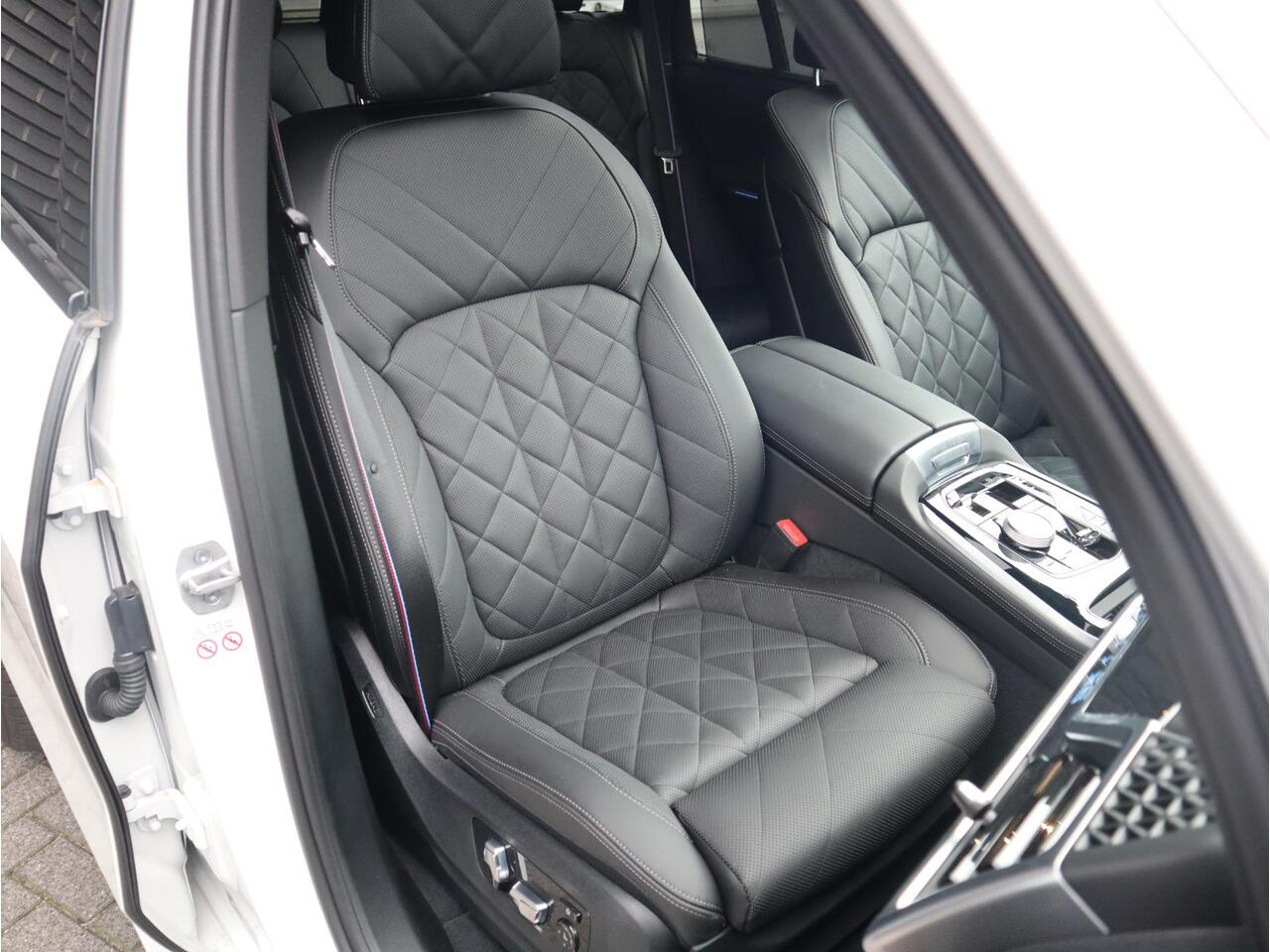 BMW X5 xDrive50e High Executive M Sport Pakket Automaat / Driving Assistant Professional / Stoelventilatie / Panoramadak / Trekhaak / Luchtvering / Iconic Glow / Gesture Control / Harman Kardon / Innovation Pakket / Craftedclarity / Stoelverwarmin voor+achter